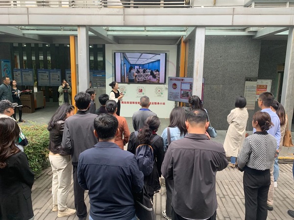 再獲點(diǎn)贊! 成都市委辦公廳、市政府辦公廳和市人社局相關(guān)領(lǐng)導(dǎo)一行參訪由瑞方人力打造的全市首個(gè)就業(yè)小站 第2張