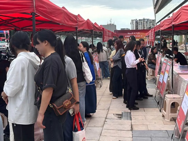 搭建家門口就業(yè)橋梁!瑞方人力助力高校畢業(yè)生人崗高效匹配 第1張 搭建家門口就業(yè)橋梁!瑞方人力助力高校畢業(yè)生人崗高效匹配 第1張