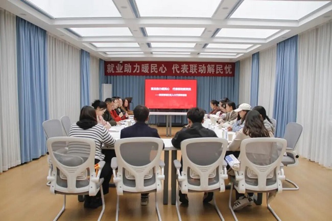 深入一線聽民意!成都市人大代表龔曉鷗在火車南站街道開展就業(yè)指導(dǎo)專題分享活動 第4張 深入一線聽民意!成都市人大代表龔曉鷗在火車南站街道開展就業(yè)指導(dǎo)專題分享活動 第4張